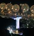 Em Copacabana, na zona sul do Rio, mais de 2,6 milhões assistiram aos shows e à queima de fogos  Foto:  Fernando Maia/RioTur
