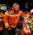 Bombeiros homenageiam vítimas de incêndio em bar na Suíça  Foto: Harold Cunningham/Getty Images