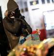Mulher diante de flores e velas colocadas perto do local onde um incêndio devastou um bar lotado durante as comemorações de Ano-Novo na estação de esqui alpina de Crans-Montana, na Suíça.  Foto: AFP - MAXIME SCHMID / RFI
