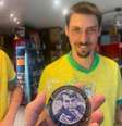 Filho de Bolsonaro entrega medalha de 'imbrochável' a comerciante  Foto: Reprodução/Instagram