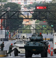 Rua de Caracas, na Venezuela, tomada por militares  Foto: Reprodução/Infobae