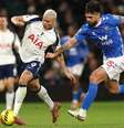 Brian Brobbey finaliza para anotar o gol de empate de sua equipe, o Sunderland, frente ao Tottenham, em Londres –  Foto: Richard Heathcote/Getty Images - Legenda: Richarlison durante disputa com Omar Alderete, do Sunderland, no Tottenham Hotspur Stadium / Jogada10