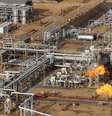 Uma chama queima gás natural em uma planta de tratamento de petróleo operada pela estatal venezuelana PDVSA  Foto: Reuters / BBC News Brasil