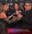 Kleber Mendonça Filho é surpreendido com a notícia, durante entrevista, de que 'O Agente Secreto' ganhou o Critics Choice Awards  Foto: E!/Reprodução de vídeo via YouTube / Estadão