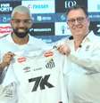 Gabigol é apresentado como reforço do Santos pelo presidente Marcelo Teixeira  Foto: Reprodução/SantosTV / Estadão
