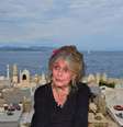 Brigitte Bardot em sua última imagem na TV, em maio de 2025, e o Cemitério de Saint-Tropez ao fundo  Foto: Reproduções