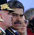 O presidente venezuelano, Nicolás Maduro (à direita), conversa com o ministro da Defesa venezuelano, Vladimir Padrino, durante uma cerimônia na base militar de Forte Tiuna, como parte da posse presidencial em Caracas, em 10 de janeiro de 2025.  Foto: AFP - JUAN BARRETO / RFI