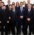O presidente francês, Emmanuel Macron, gesticula enquanto o primeiro-ministro polonês, Donald Tusk, o primeiro-ministro esloveno, Robert Golob, o presidente ucraniano, Volodymyr Zelensky, o primeiro-ministro britânico, Keir Starmer e a primeira-ministra italiana, Giorgia Meloni, reagem ao chegarem para posar para uma foto à margem da chamada cúpula da "coalizão de voluntários", no Palácio do Eliseu, em Paris, França, em 6 de janeiro de 2026.  Foto: © Ludovic Marin / via Reuters / RFI