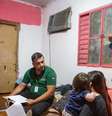 Imagem mostra agente durante entrevista com família  Foto: Porto Alegre 24 horas