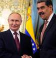 O presidente russo Vladimir Putin cumprimenta o venezuelano Nicolás Maduro durante uma reunião no Kremlin, em Moscou, Rússia, em 7 de maio de 2025.  Foto: © REUTERS / RFI