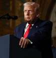 O presidente dos Estados Unidos, Donald Trump, em fala pública  em sua propriedade em Mar-a-Lago, em 22 de dezembro de 2025. Ele usa terno e gravata e olha de forma séria para a frente.  Foto: Getty Images / BBC News Brasil
