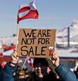 Manifestantes protestaram em frente ao consulado americano na capital da Groenlândia, Nuuk, em 15 de março de 2025: 'Não estamos à venda', diz o cartaz  Foto: Reuters / BBC News Brasil