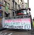FOTO DE ARQUIVO: Um trator com a inscrição: "Nosso fim = Sua fome, Parem o Mercosul, Ursula, estamos aqui, RIP agricultura da UE" está estacionado em uma rua enquanto agricultores protestam contra um acordo de livre comércio entre a UE e o Mercosul durante uma cúpula de líderes da União Europeia, em Bruxelas, Bélgica, 18 de dezembro de 2025. REUTERS/Yves Herman/Foto de Arquivo  Foto: Reuters