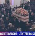O caixão de vime com o corpo de Brigitte Bardot no cortejo até o altar da igreja  Foto: Reprodução/TV