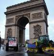 Agricultores franceses estacionam seus tratores em frente ao Arco do Triunfo, em Paris, em 8 de janeiro, em protesto contra a condução do governo no acordo de livre‑comércio entre a União Europeia e o Mercosul e no enfrentamento do surto de dermatose nodular bovina.  Foto: REUTERS - Sarah Meyssonnier / RFI