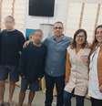 Ao lado dos dois jovens pesquisadores, estão Marcela Garrido Reghin, a coordenadora de pesquisa Maria Cristina Gonçalves Vicentin, o diretor da Fundação Casa de Guarujá Alexander Pestana Vicente, a professora Eliana Machado Canellas e a encarregada técnica Claudia Regina Gouveia dos Santos Rodrigues  Foto: Divulgação/Fundação Casa
