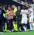Vinícius Júnior discute com Simeone  Foto: Yasser Bakhsh/Getty Images
