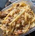 Em imagem da marmita, obtida pelo Terra, é possível ver pontos pretos no alimento referentes à substância tóxica  Foto: Reprodução/Polícia Civil