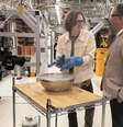 O editor de economia da BBC, Faisal Islam, visitou a instalação do Google em Santa Barbara, nos Estados Unidos  Foto: BBC News Brasil