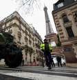 Policiais ao lado de tratores bloqueando uma estrada perto da Torre Eiffel, enquanto agricultores franceses protestam contra a gestão do governo em relação ao acordo de livre comércio UE-Mercosul, em Paris, França, 8 de janeiro de 2026.  Foto: REUTERS/Gonzalo Fuentes