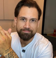 Brigido, da Casa de Vidro do ‘BBB 26’, diz que demitiu a própria mãe e web se choca: ‘Imagina o que ele vai fazer para vencer’.  Foto: Divulgação/TV Globo, Reprodução Instagram @brigidoneto / Purepeople