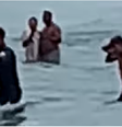 Adolescentes são detidos dentro do mar após roubarem corrente de prata de mulher em Guarujá (SP)  Foto: Reprodução/Facebook/Netto Santos