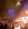 Imagens feitas na noite de sexta-feira mostram veículos em chamas em Teerã  Foto: Reuters / BBC News Brasil