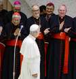 Papa caminha diante de cardeais em audiência no Vaticano  Foto: ANSA / Ansa - Brasil