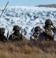 Membros das forças armadas dinamarquesas praticam a identificação de possíveis ameaças durante um exercício militar conjunto com unidades da guarda nacional dinamarquesa, sueca e norueguesa, além de tropas dinamarquesas, alemãs e francesas, em Kangerlussuaq, Groenlândia, em 17 de setembro de 2025.  Foto: REUTERS - Guglielmo Mangiapane / RFI
