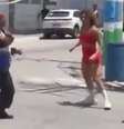 Mulher deu socos e chutes em policiais em Japeri (RJ)  Foto: Reprodução