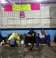 Familiares de presos políticos aguardam pela soltura na porta de presídio  Foto: ANSA / Ansa - Brasil