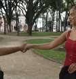 Fantástico mostra o reencontro entre Roberto Farias e Thayane Smith após o jovem passar cinco dias perdido no Pico Paraná; confira  Foto: Reprodução/YouTube/Globo / Bons Fluidos