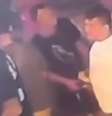 Policial foi filmado por câmera de segurança levando tapa, e depois sendo baleado  Foto: Reprodução