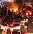 Pessoas se reúnem durante um protesto em 8 de janeiro de 2026 em Teerã, Irã. As manifestações ocorrem desde dezembro, desencadeadas pela inflação galopante e pelo colapso do rial, e se expandiram para reivindicações mais amplas por mudanças políticas.  Foto: Anônimo/Getty Images