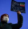 Na Itália, pessoas participam de uma manifestação em apoio aos protestos nacionais no Irã, em Roma, 13 de janeiro de 2026.  Foto: REUTERS - FRANCESCO FOTIA / RFI
