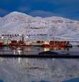 Uma vista do porto de Nuuk, na Groenlândia, enquanto a França anuncia planos de abrir um consulado na ilha do Ártico, em meio ao aumento das tensões provocadas por declarações do presidente norte-americano Donald Trump sobre o futuro do território.  Foto: AFP - ODD ANDERSEN / RFI