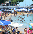 Banhistas aproveitam a praia do Porto da Barra em dia de calor, com temperatura em torno de 30°C, na manhã desta terça-feira (13).  Foto: ROMILDO DE JESUS/THENEWS2/ESTADÃO CONTEÚDO