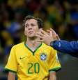 Bernard e o técnico Luiz Felipe Scolari durante a partida em que o Brasil perdeu de 7 a 1 para a Alemanha.  Foto: Nilton Fukuda/Estadão / Estadão