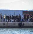 Foto ilustrativa: migrantes aguardam transferência após serem resgatados pela guarda costeira da Grécia ao largo da ilha de Creta, em 15 de dezembro de 2025.  Foto: © Costas Metaxakis / AFP / RFI