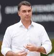 Flávio Bolsonaro na saída da Superintendência da PF após visita ao pai  Foto: Wilton Junior/Estadão / Estadão
