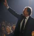  Julio Iglesias, que recebeu um título honorário, é homenageado durante o Concerto de Formatura da Berklee College of Music em Boston, Massachusetts, Estados Unidos, em 8 de maio de 2015.  Foto: REUTERS - Brian Snyder / RFI