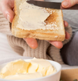 Entenda se a margarina é uma vilã da saúde  Foto: Freepik