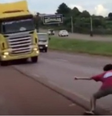 Jovem foi preso após fazer ‘jogo da galinha’ com carreta e quase provocar acidente no Paraguai  Foto: Reprodução/Redes Sociais