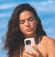 Bruna Marquezine já declarou que tem dificuldades em responder as pessoas e deixa muita gente no vácuo no WhatsApp.  Foto: AGNews / Purepeople