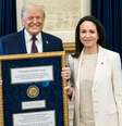 Trump exalta gesto 'maravilhoso' de Corina Machado, que o presenteo com sua medalha do Nobel da Paz.  Foto: via REUTERS - Daniel Torok/The White House / RFI