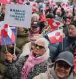 Manifestante exibe cartaz com a mensagem "Tirem as mãos da Groenlândia!", em protesto diante da prefeitura de Copenhague, na Dinamarca, em 17 de janeiro de 2026.  Foto: AFP - EMIL HELMS / RFI