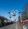 Cerca de 300 tratores cercaram a região em torno do Atomium, em Bruxelas, neste domingo (18), para marcar a oposição dos agricultores contra a aprovação do acordo de livre comércio UE-Mercosul.  Foto: AFP - EMILE WINDAL / RFI