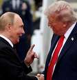 O presidente dos Estados Unidos, Donald Trump, cumprimenta o presidente russo, Vladimir Putin, em reunião para negociar o fim da guerra na Ucrânia, na Base Elmendorf-Richardson em Anchorage, no Alasca  Foto: Reuters / BBC News Brasil