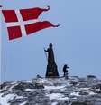 A bandeira dinamarquesa tremula ao lado da estátua de Hans Egede em Nuuk, Groenlândia, em 9 de março de 2025  Foto: REUTERS/Marko Djurica/Foto de arquivo