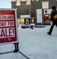 'A Groenlândia não está à venda!', diz a placa em Nuuk, capital da Groenlândia  Foto: AFP / BBC News Brasil